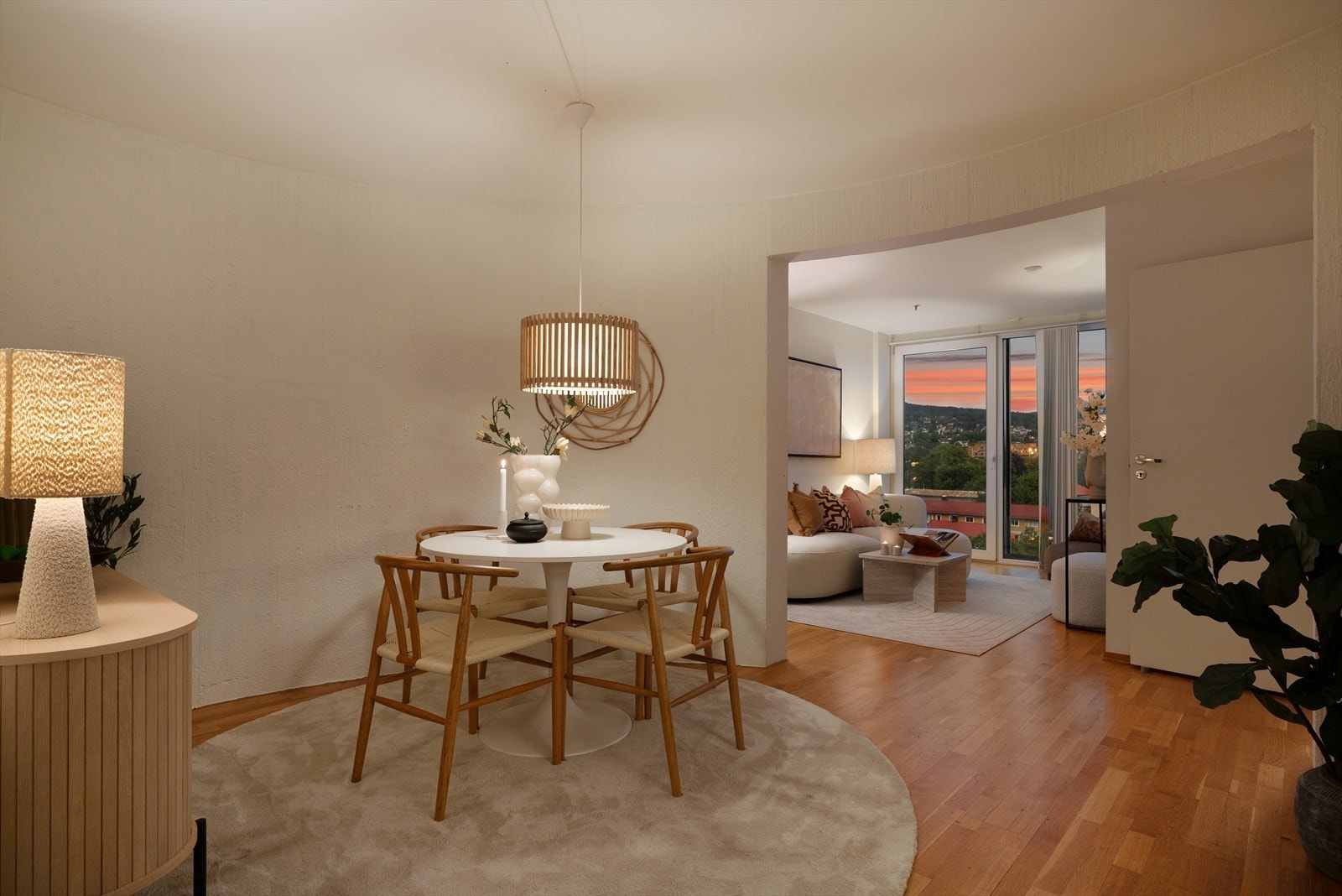 Kveldstemning i stue og spiseplass - perfekt for rolige middager og hyggelige samtaler. Galleribilde