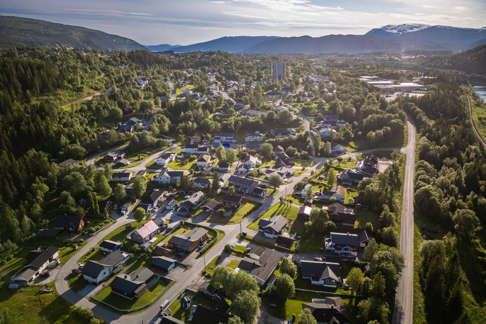 Et etablert og familievennlig boligområde, omkranset av vakker natur og med enkel adkomst til sentrum Galleribilde