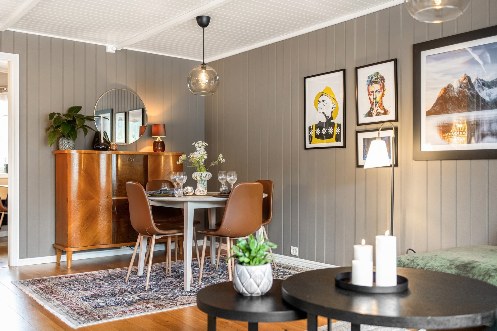 Stuen er romslig og har god plass til sofaseksjon, medievegg og spisebord. Galleribilde