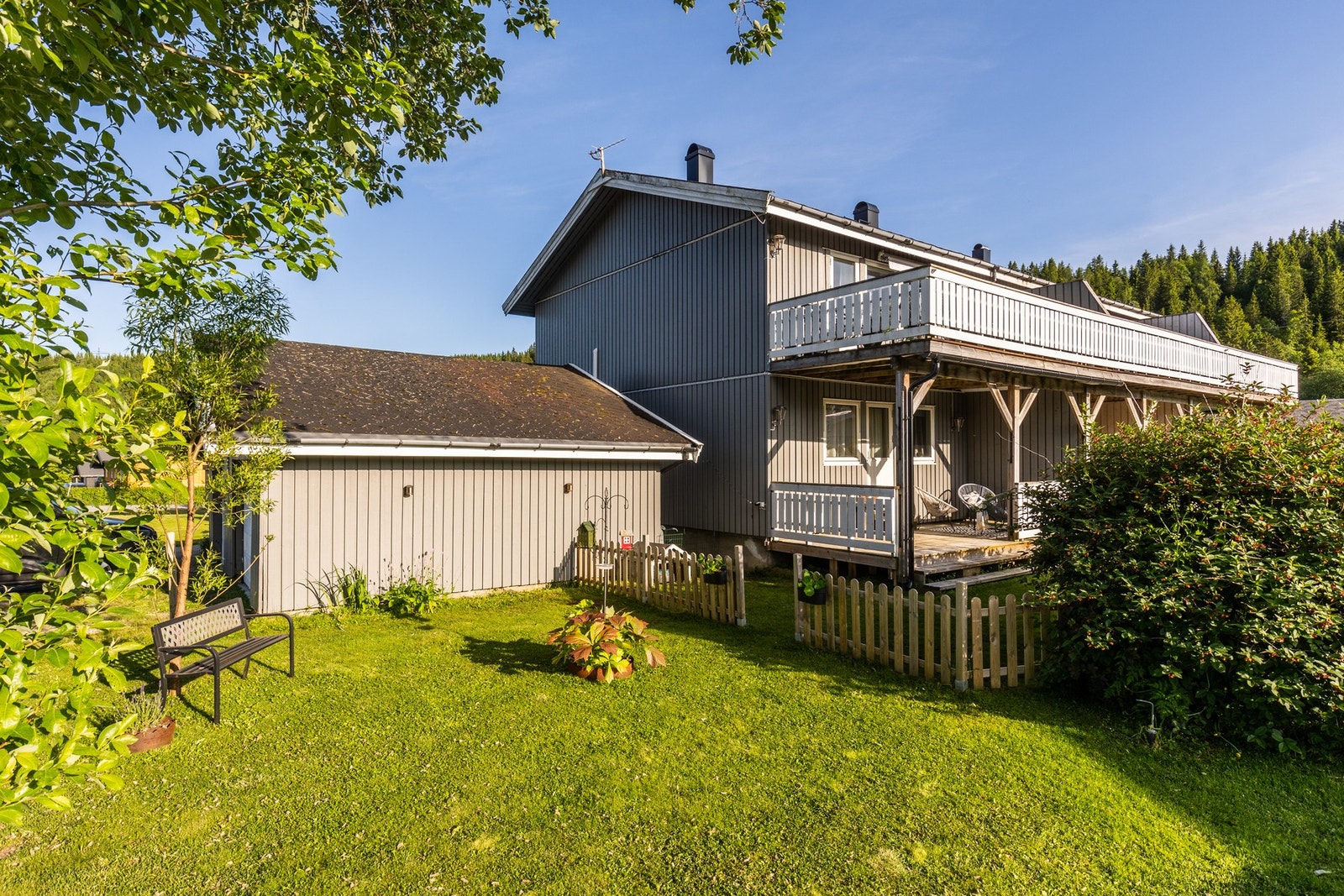Dette er boligen for deg som ønsker en praktisk og godt vedlikeholdt bolig med god planløsning, solrike uteplasser og kort vei til både natur og sentrum. Galleribilde