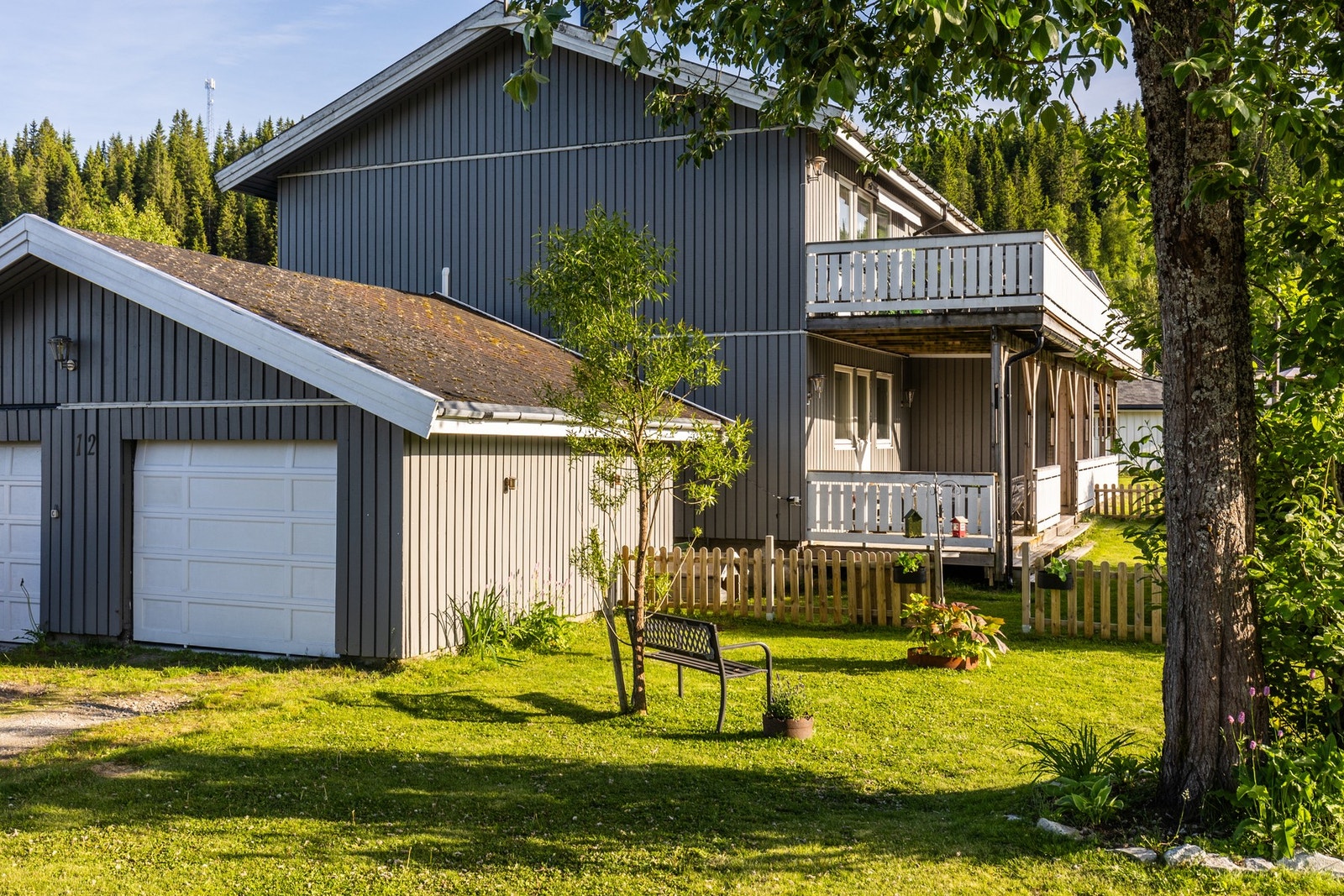 Trivelig og grønt uteområde med god plass til både hverdagsliv og hagekos. Galleribilde