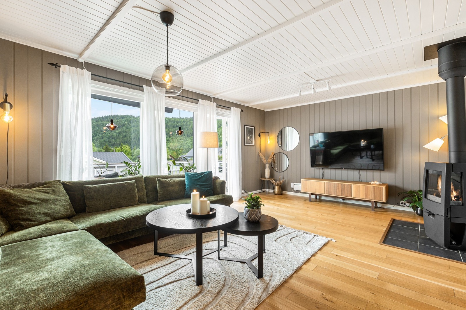 De store vindusflatene slipper inn rikelig med naturlig lys og skaper en behagelig atmosfære. Galleribilde