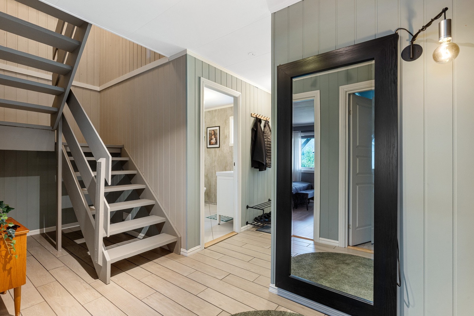 Romslig entré/gang med plass til diverse møblement. Galleribilde