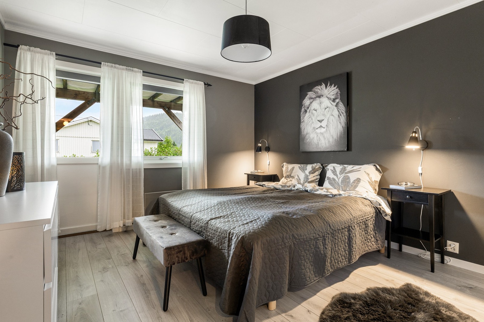 Lekkert hovedsoverom i 1. etasje med videre utgang til overbygd terrasse. Galleribilde