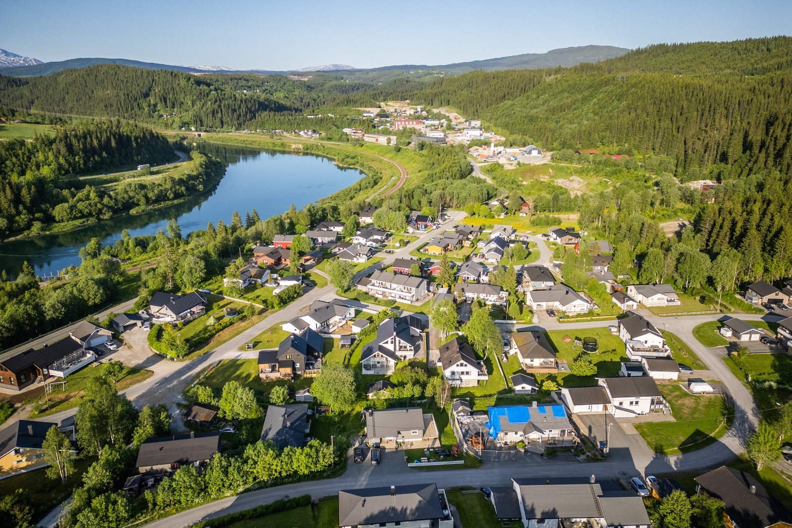 Toften ligger idyllisk til ved skogkanten og elven - et rolig og frodig område med trygge omgivelser og godt naboskap. Galleribilde