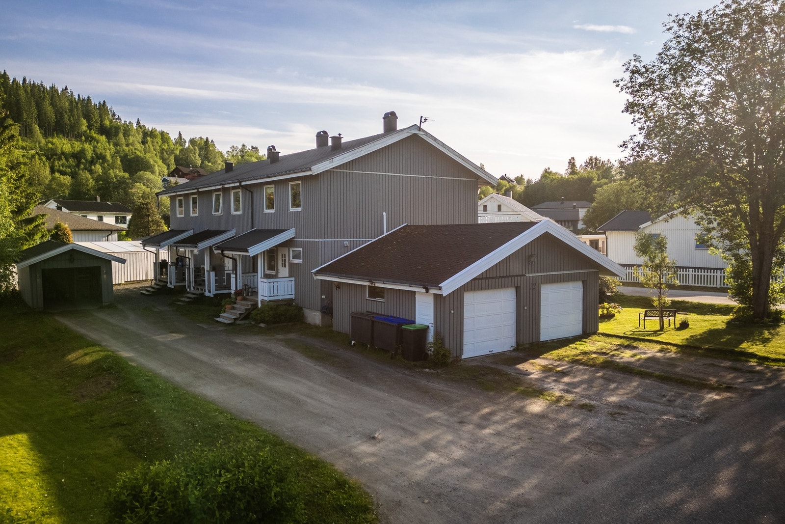 Det medfølger garasje og biloppstillingsplass på tomten. Galleribilde