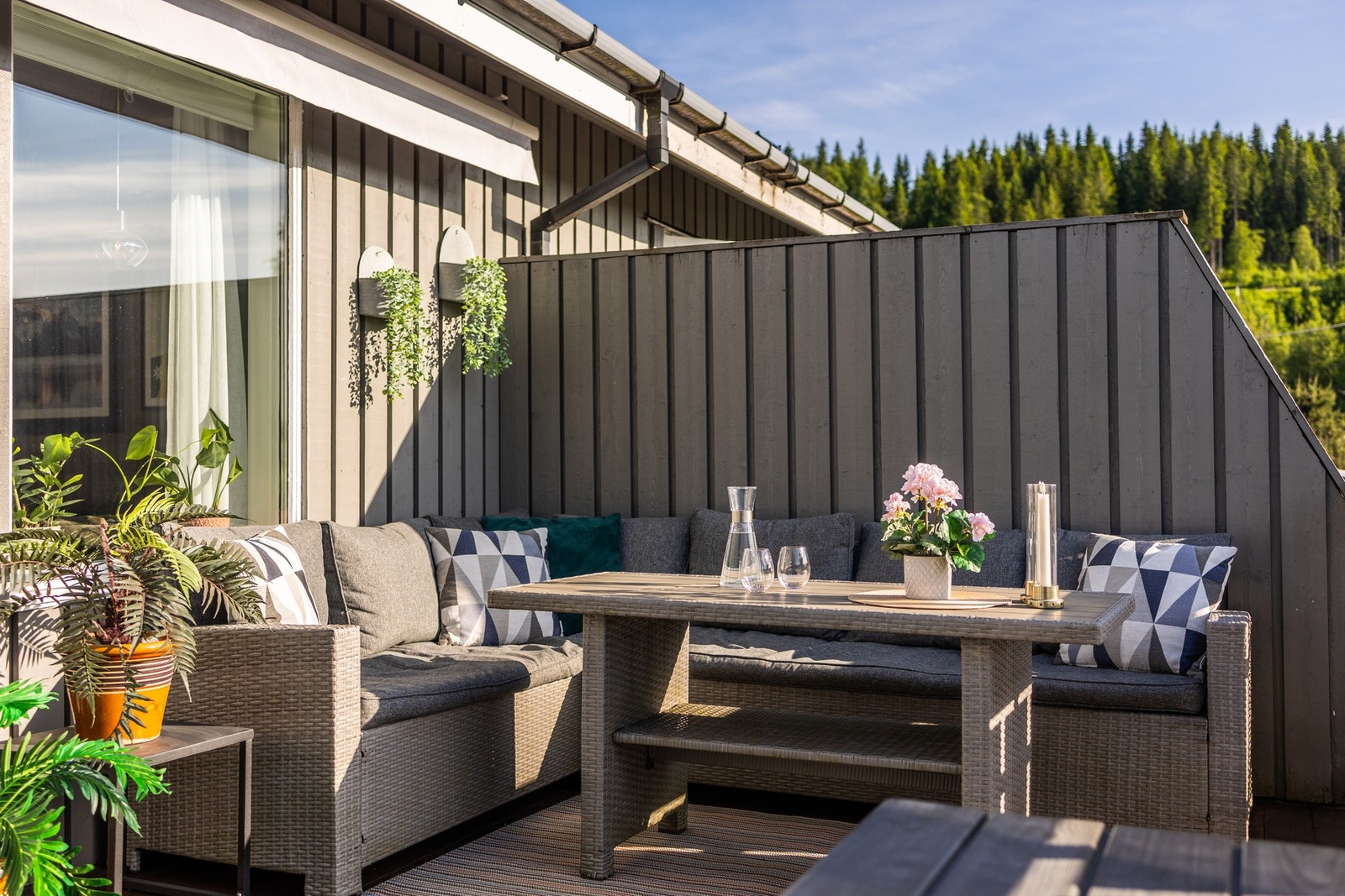 God plass til loungesett, grill og diverse beplantning. Galleribilde