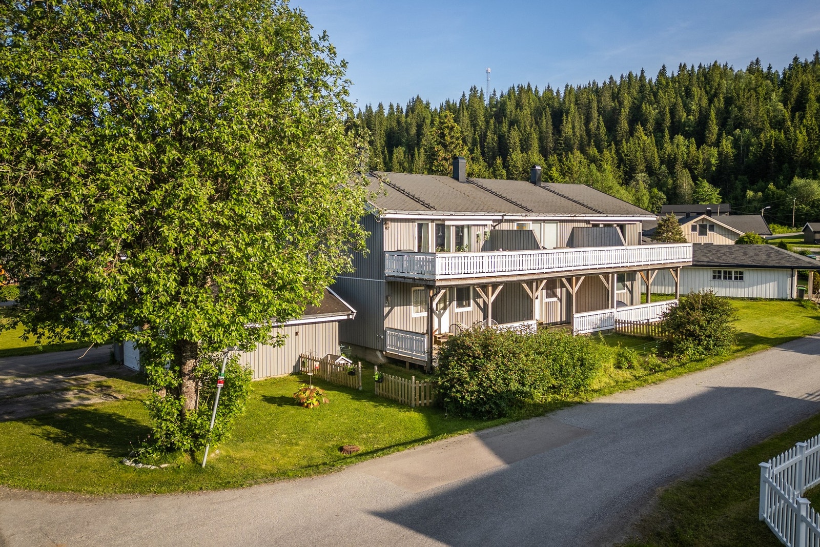 Lyst og trivelig enderekkehus med flott beliggenhet og grønne omgivelser. Galleribilde