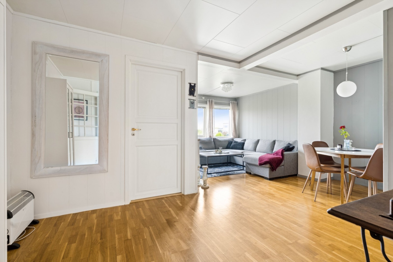 Leiligheten er malt i lyse, tidsriktige farger som gir en romslig følelse Galleribilde