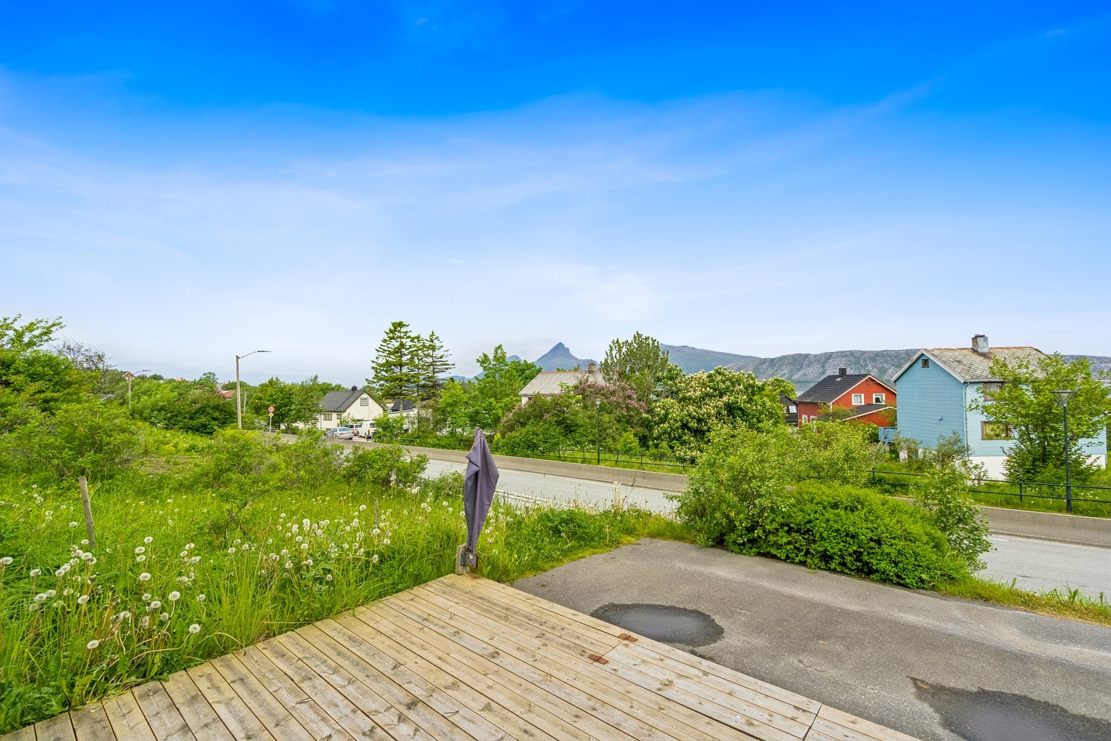 Terrassen er vendt mot Alstenfjorden Galleribilde