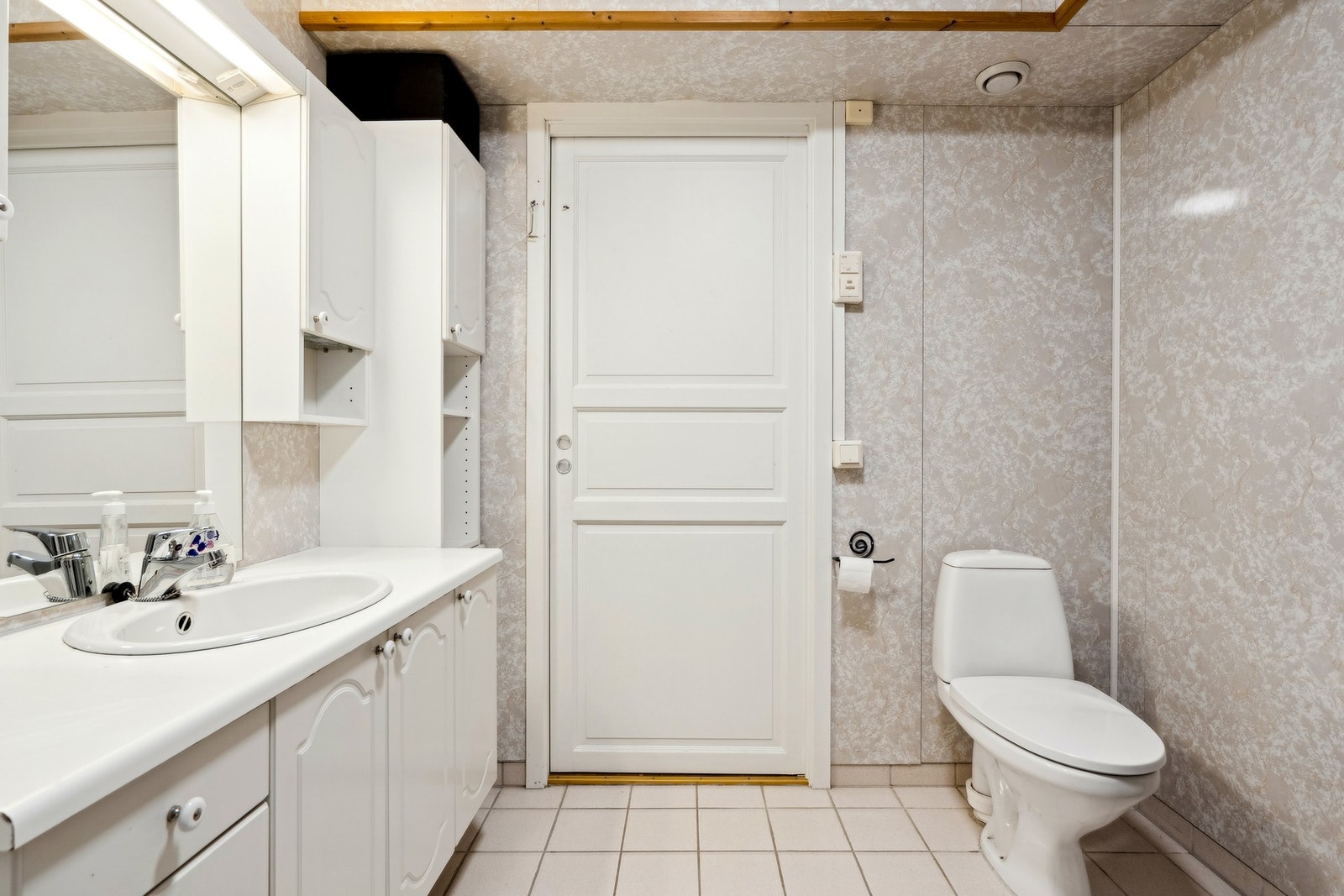 Bad fra byggeår med flislagt gulv og elektriske varmekabler Galleribilde