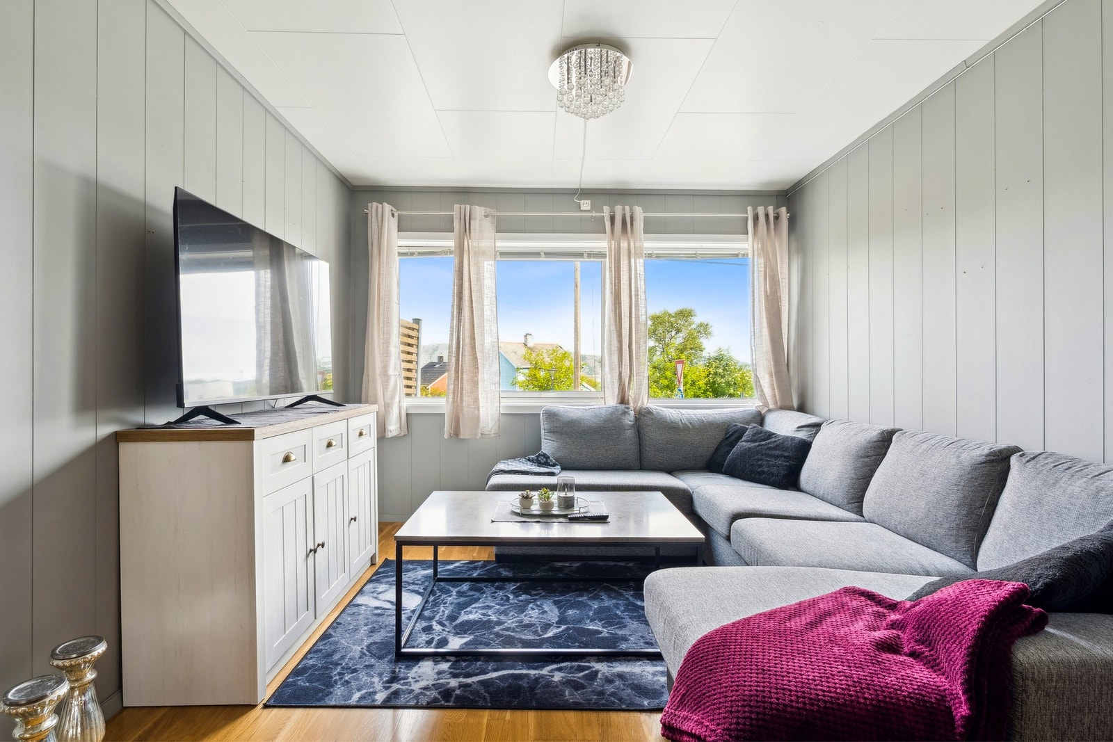 Lunt og trivelig oppholdsrom med masse naturlig lysinnslipp Galleribilde