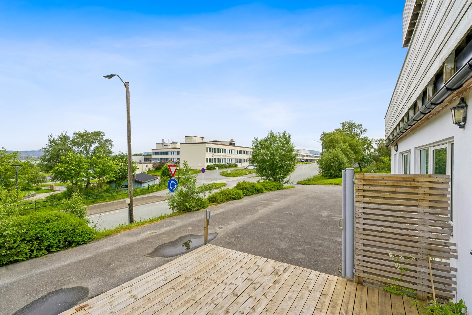 Leiligheten har egen markterrasse rett utenfor - perfekt for late sommerdager og hyggelige stunder utendørs Galleribilde