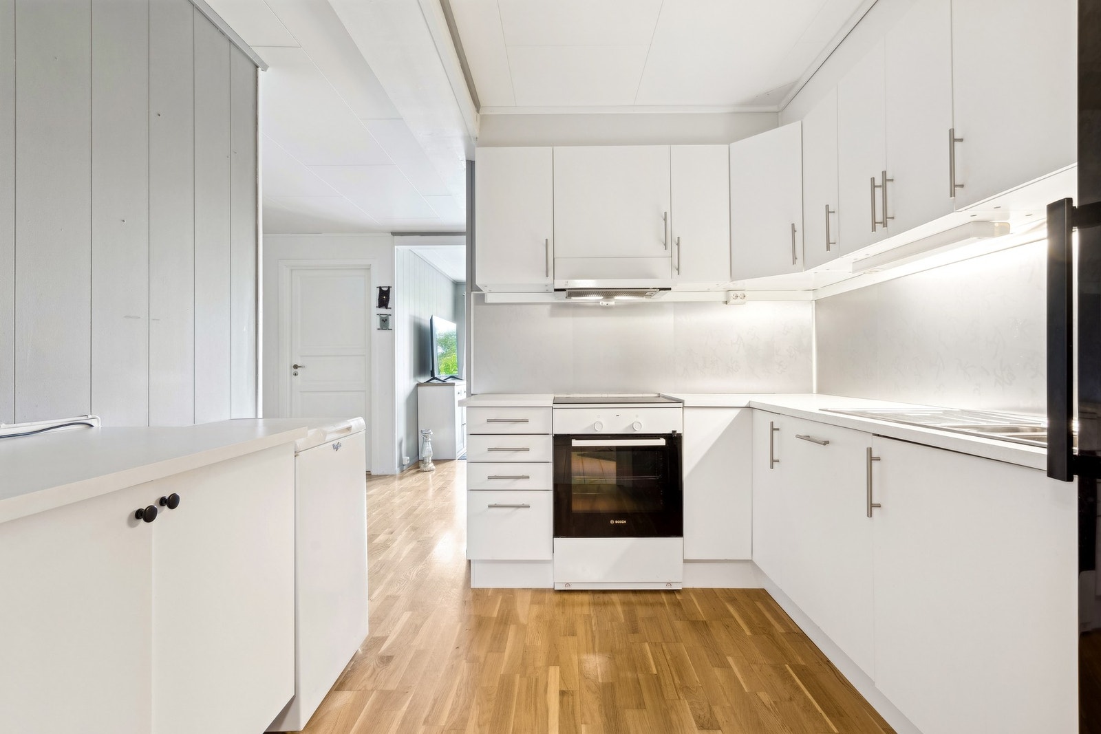 Arbeidsvennlig og stilrent kjøkken - Integrerte hvitevarer følger selvfølgelig med på handelen Galleribilde