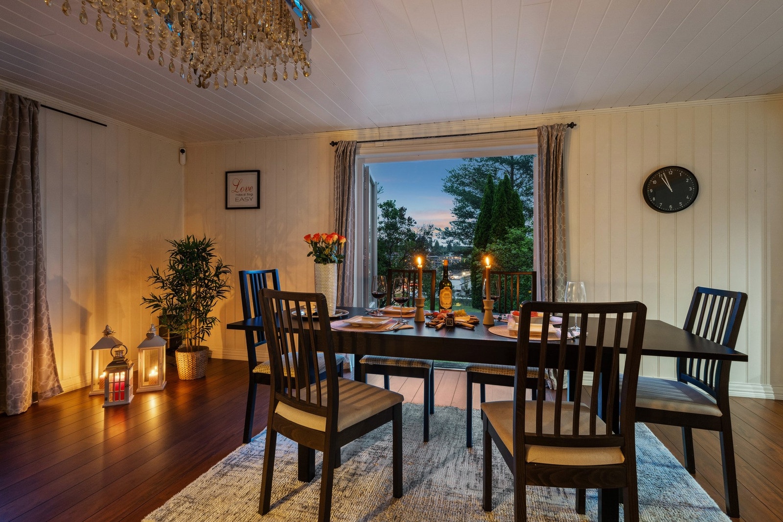 Med åpen løsning mot hagen og plass til mange rundt bordet, inviterer dette rommet til både hverdagskos og festlige lag. Galleribilde