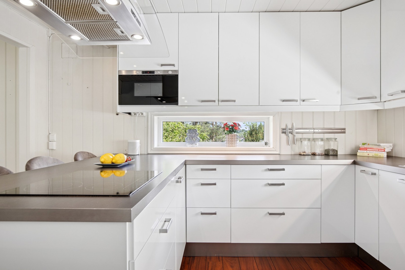 Smart u-form gir rikelig med benke- og skapplass. Store vinduer slipper inn godt med dagslys. Galleribilde