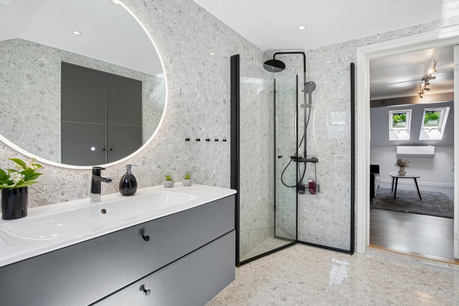 Badet er utstyrt med flislagt gulv med varme og dusjhjørne er av ett greps armatur med dusjhode samt hånddusj. Galleribilde