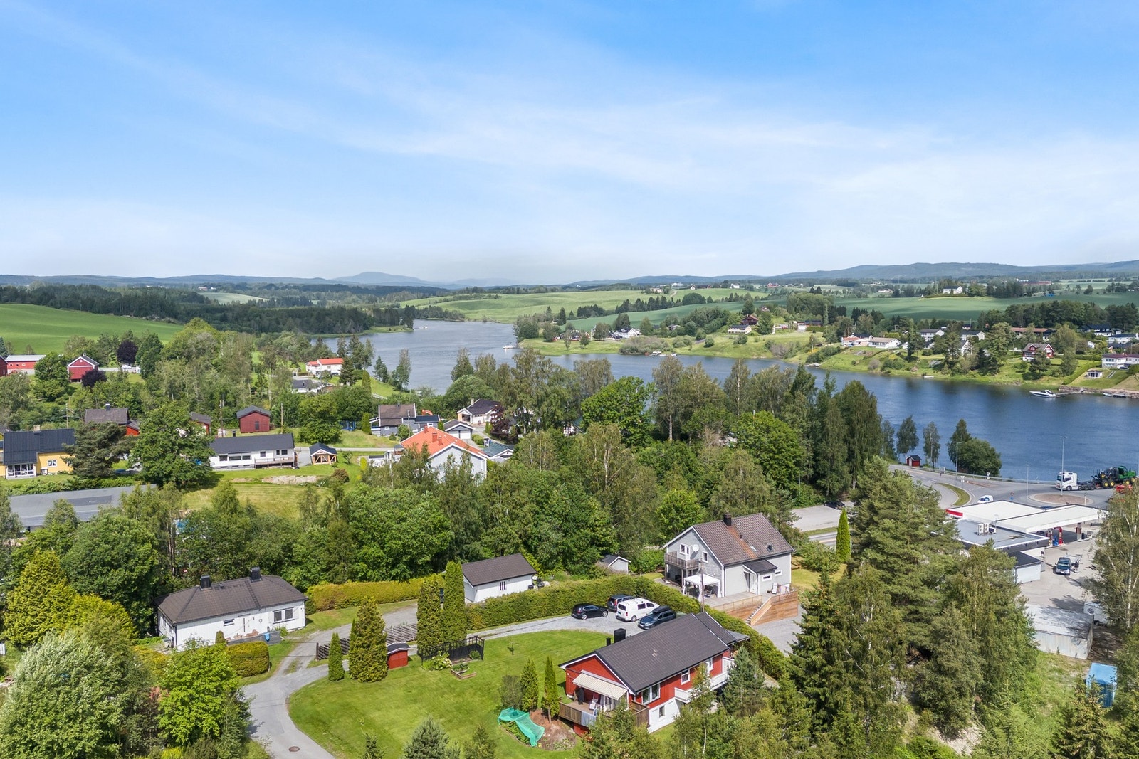 Eiendommen ligger i et familievennlig område med kort vei til det aller meste, noe som gjør dette til et ideelt sted å bo - enten du er, barnefamilie, etablert familie eller ønsker et tilbaketrukket og praktisk hverdagsliv. Galleribilde