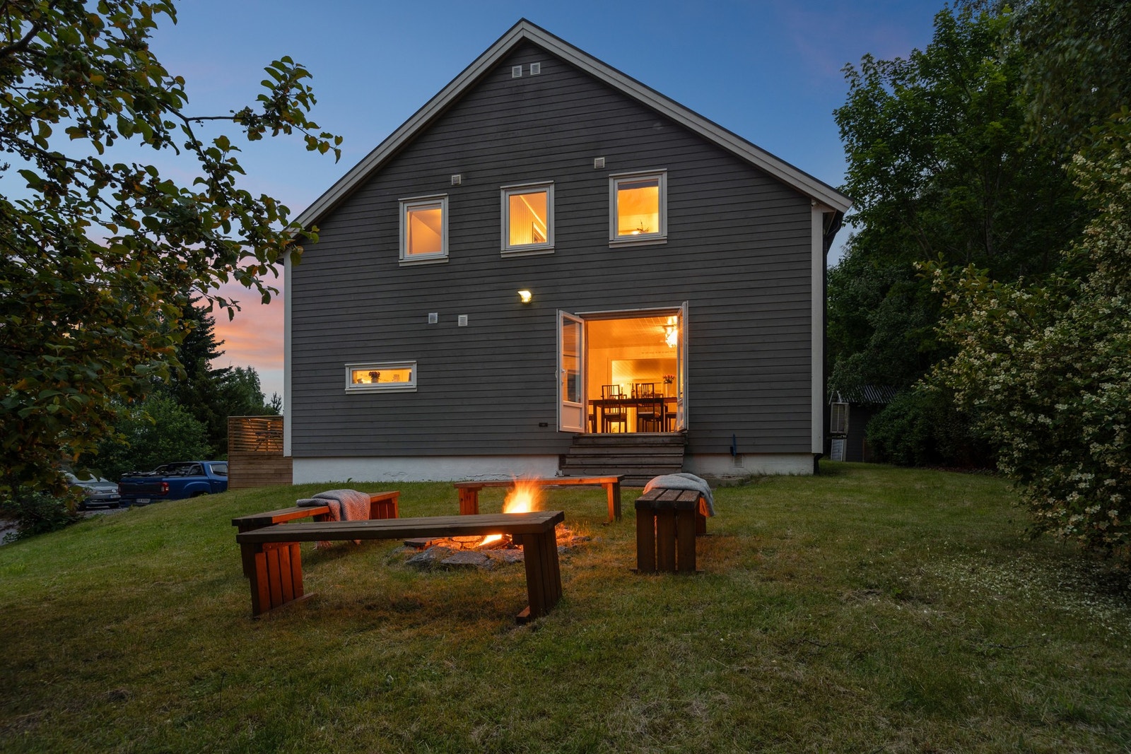 På kveldstid kan man nyte varme og hyggelige stunder rundt bålpannen. Perfekt samlingspunkt for venner og familie på sene sommerkvelder. Galleribilde