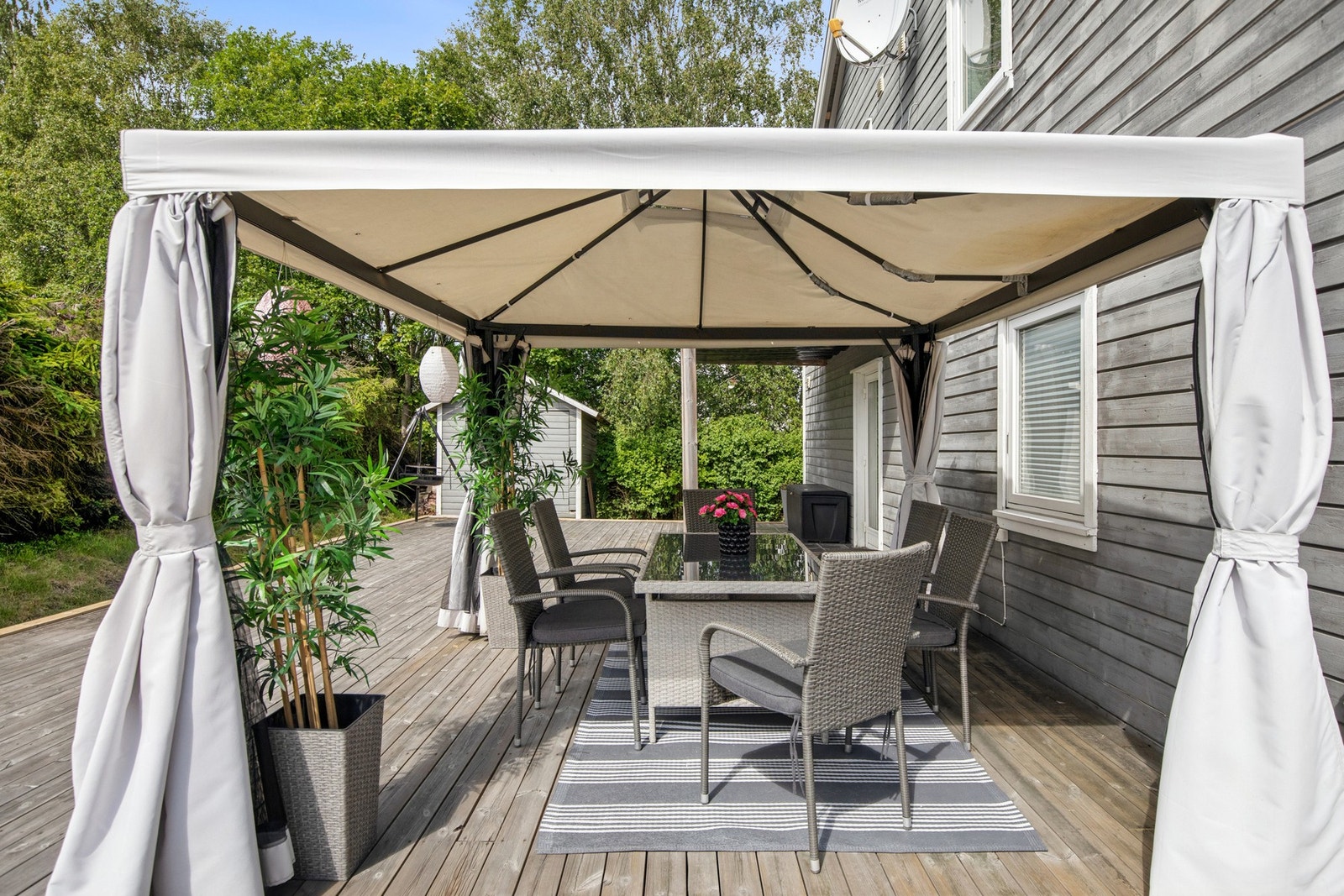 Uteområdet er godt stelt for plass til sosiale kvelder eller varme sommerdager. Terrassen er på 111 kvm. Galleribilde