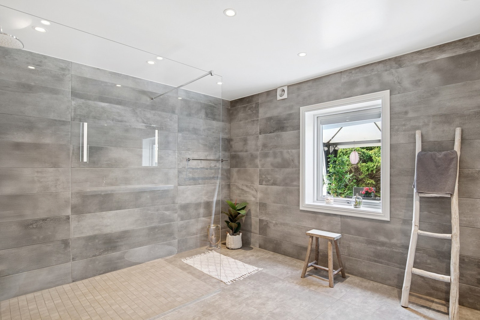 Baderommet er i flislagt gulv med varme og flislagte vegger. Det er downlights og badet er oppusset fra 2017. Galleribilde