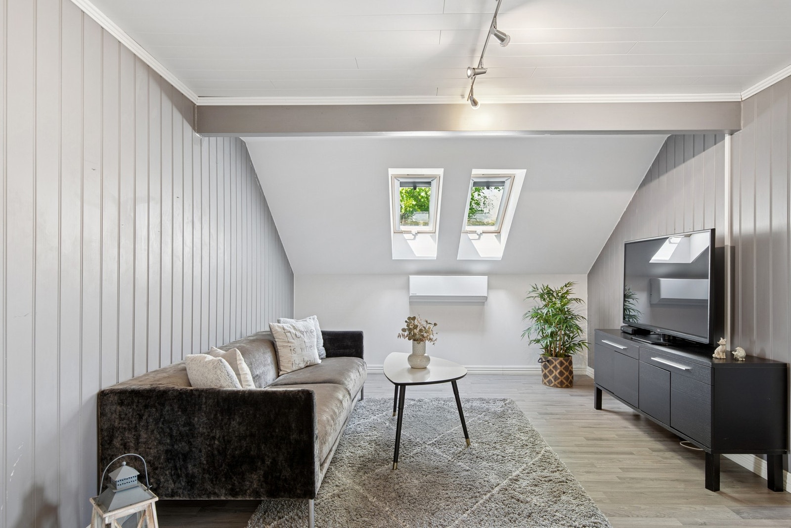 2.etasje består av baderom, loftstue med takvindu og 4 soverom. Galleribilde