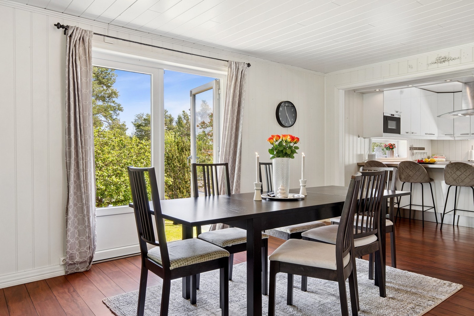 Fra kjøkkenøya har du direkte tilgang til spisestuen som har store vindusflater og direkte utgang til hagen. Galleribilde