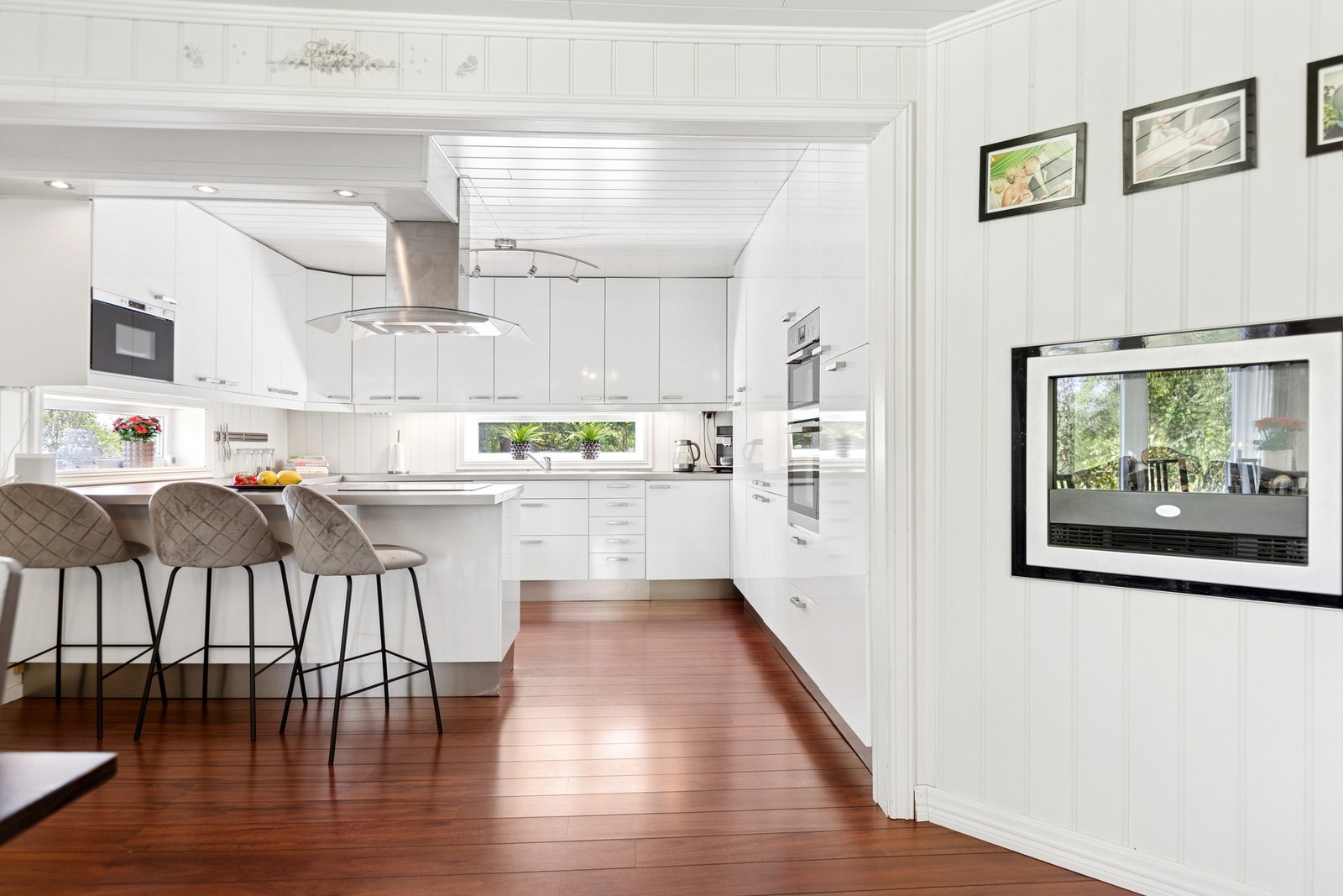 Åpent og sosialt kjøkken med plass til flere - ideelt for både hverdagsbruk og gjester. Galleribilde