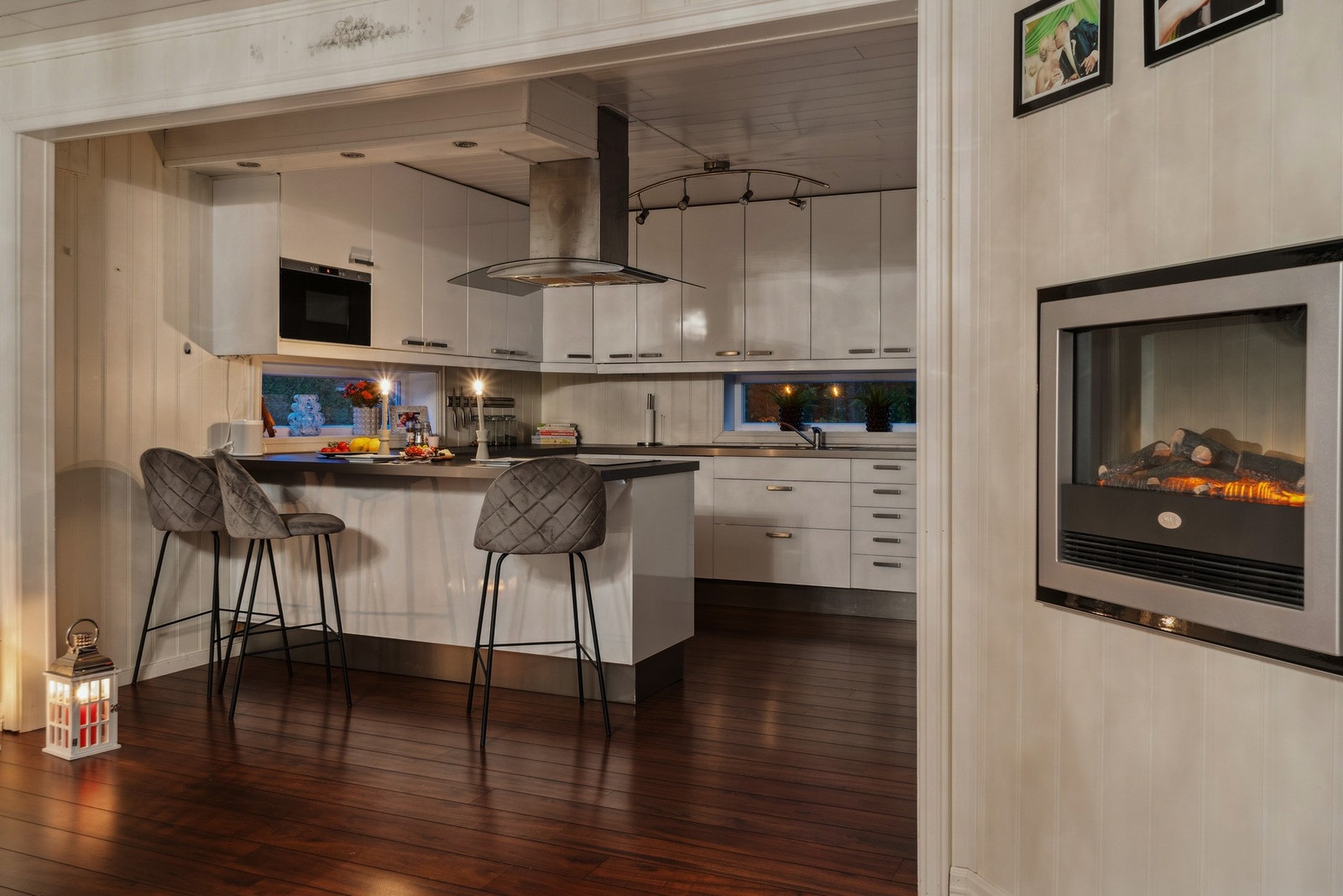 Den elektriske peisen i spisestuen gir en lun og varm stemning i hjemmet - koselig på kveldstid. Galleribilde