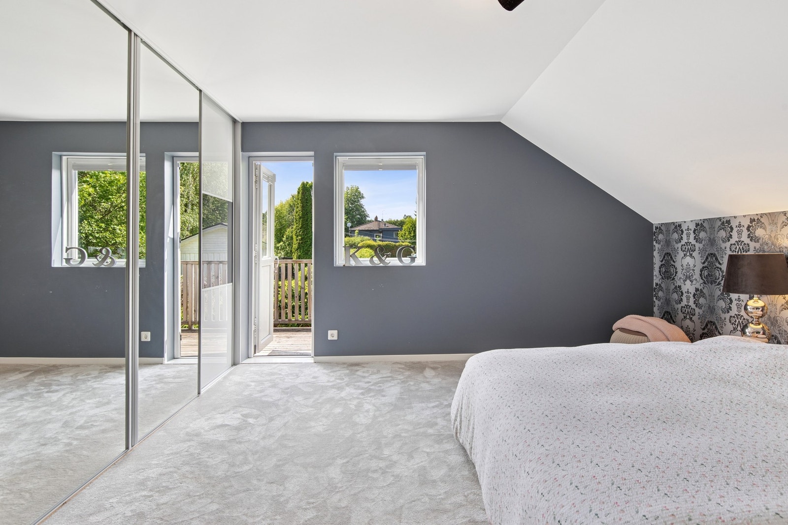 Soverommet har direkte utgang til egen terrasse og har stor skyvedørsgarderobe. Galleribilde