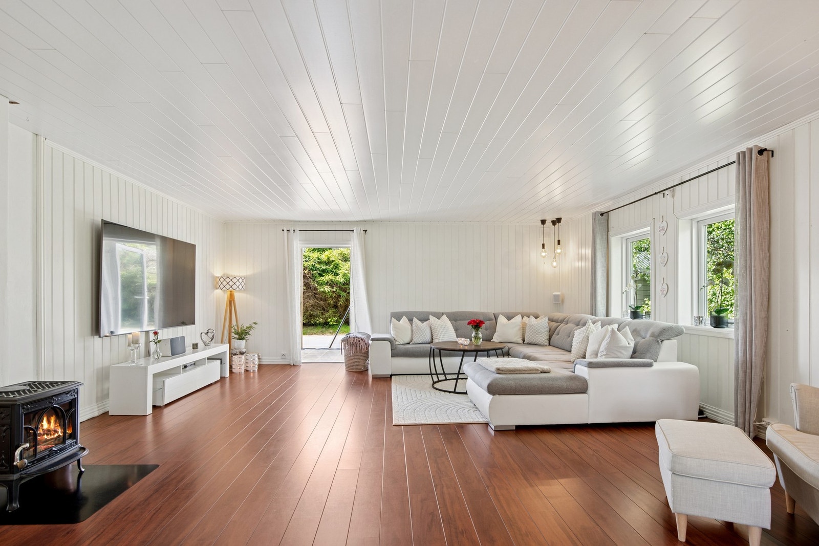 Boligen byr på romslig stue med peis, pent kjøkken, utgang til hage, 3 soverom og 2 bad - ideell for familie som ønsker god plass og sentral beliggenhet. Galleribilde