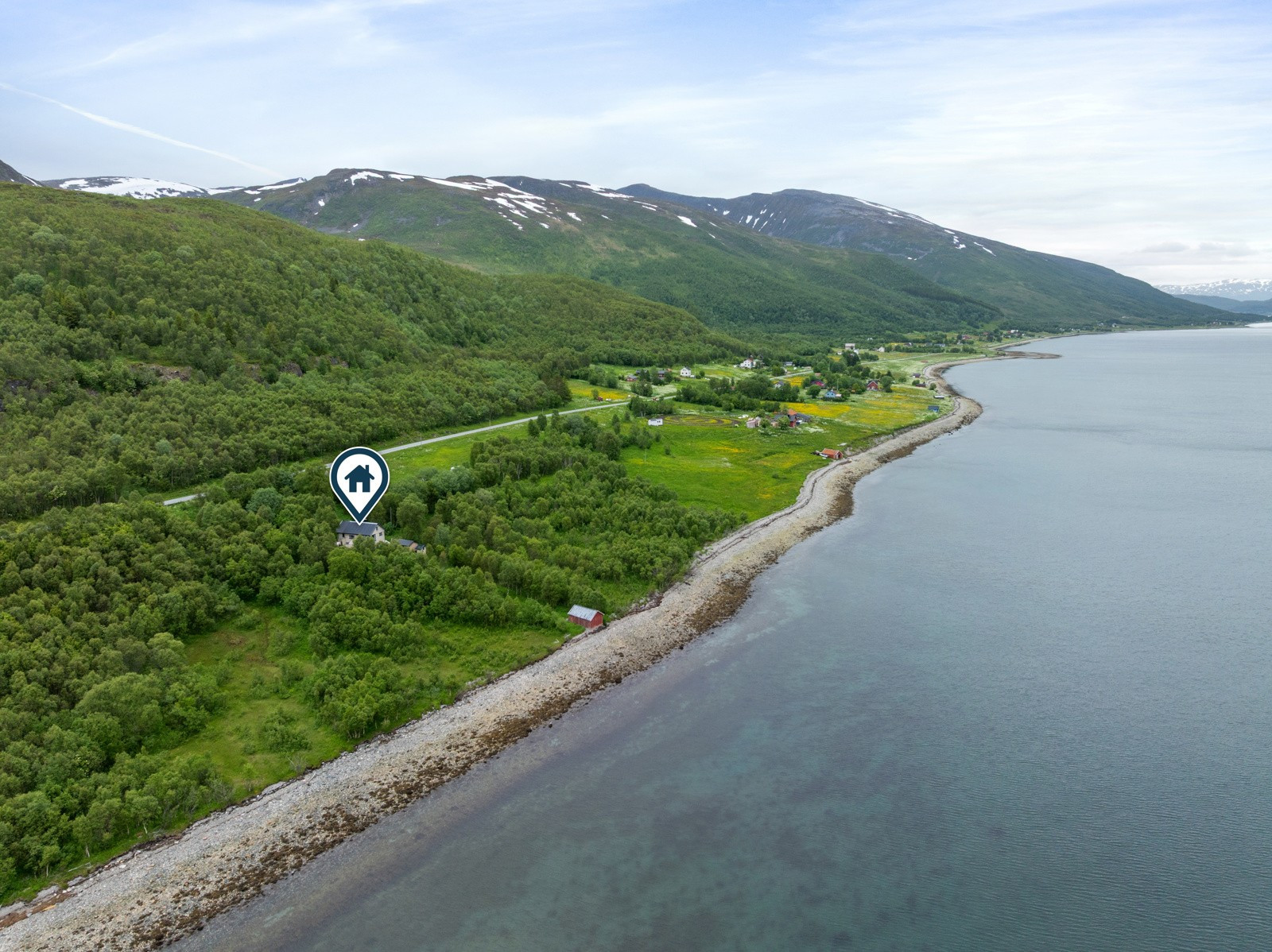 Det er ca 45 min kjøring til Tromsø sentrum, 35 til Eidkjosen.