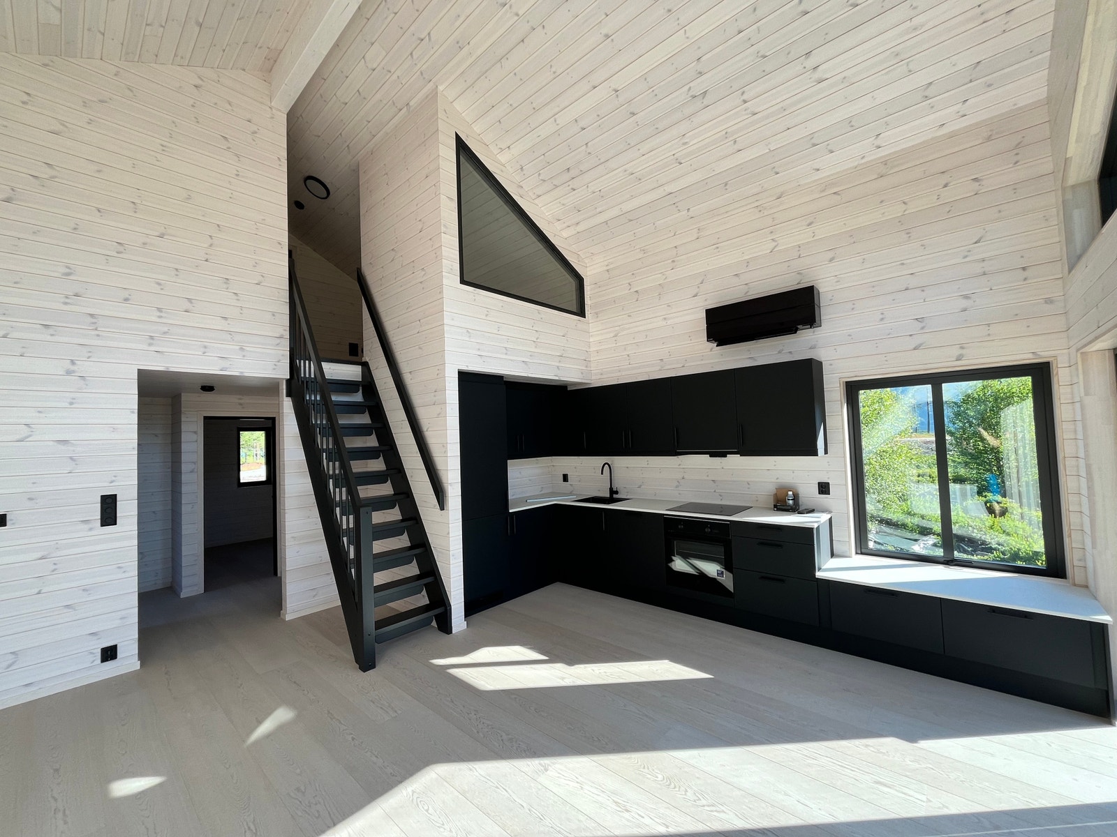 Romslig stue/kjøkken Galleribilde