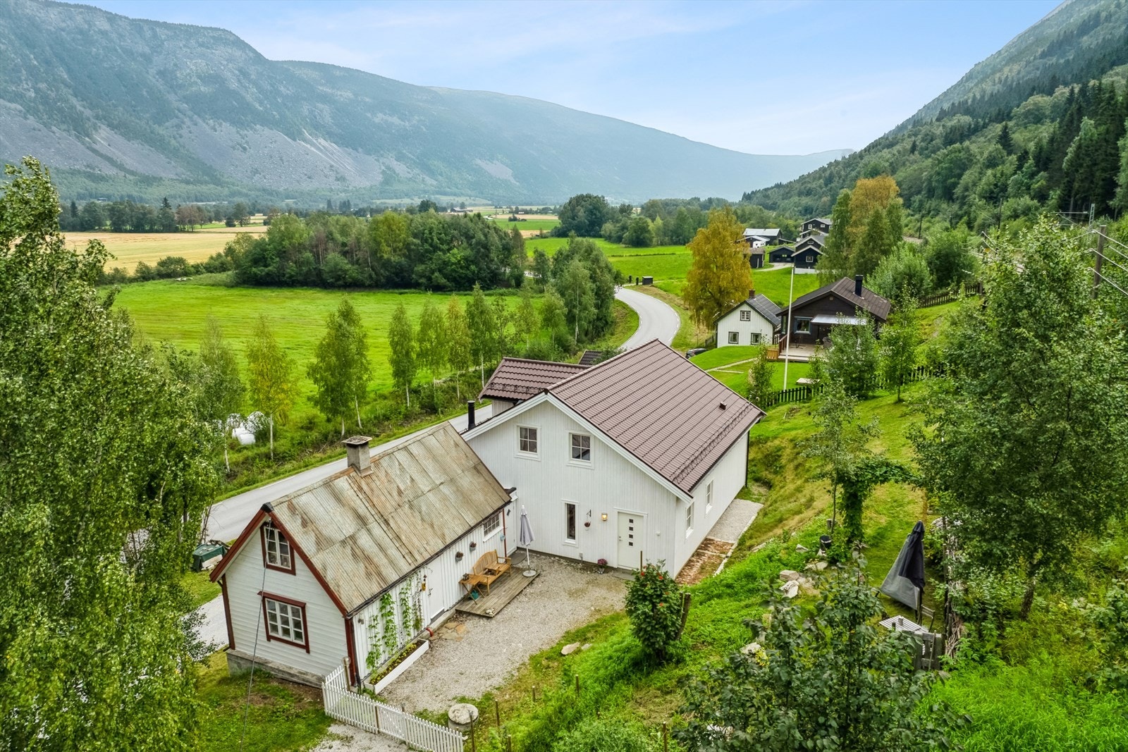Innholdsrik boligeiendom som ligger fint til på stor og romslig eiertomt på Sel. Ligger landlig og fint til i rolige omgivelser og har flott utsikt over dalen og de omkringliggende områder. Eiendommen består av to tomter som totalt utgjør over 3,6 mål. Galleribilde