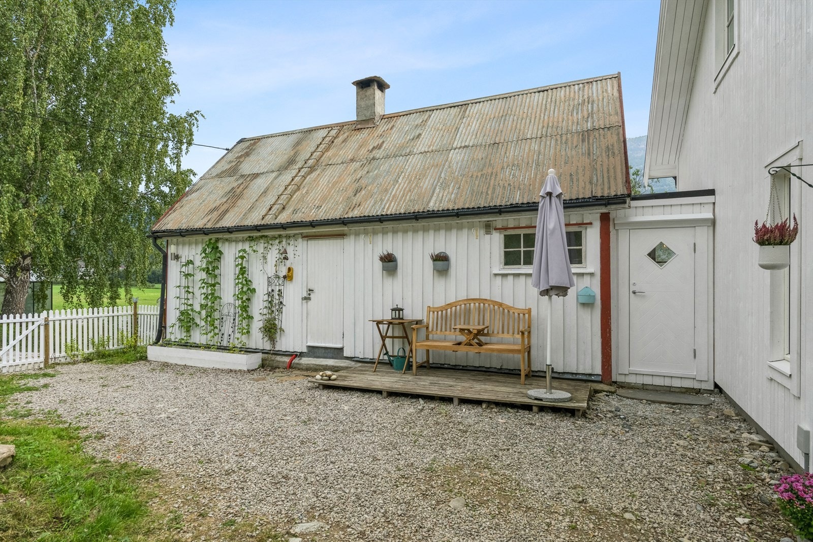 Eiendommen består av bolighus fra 2021, et eldre hus som benyttes som anneks, stabbur, to drivhus og uthus. Det er kort avstand til barnehage og dagligvarebutikk. Galleribilde