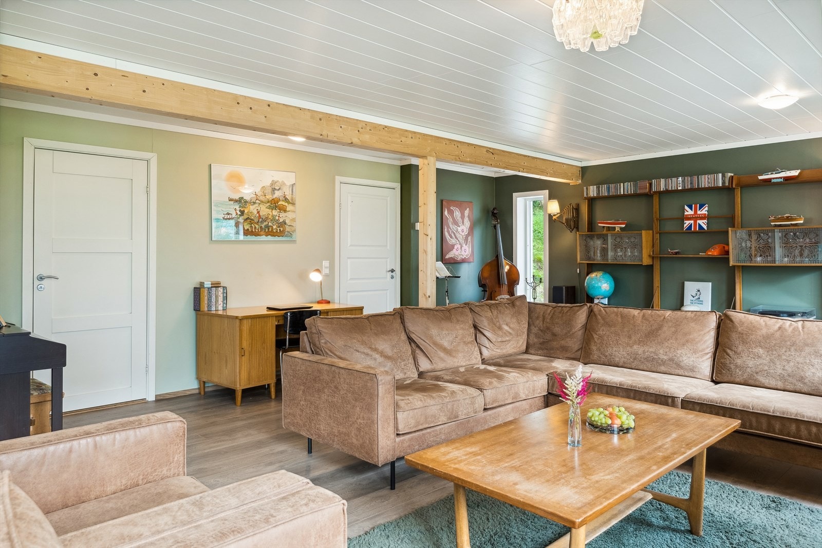Romslig stue med god plass til både salong og spisebord. Galleribilde