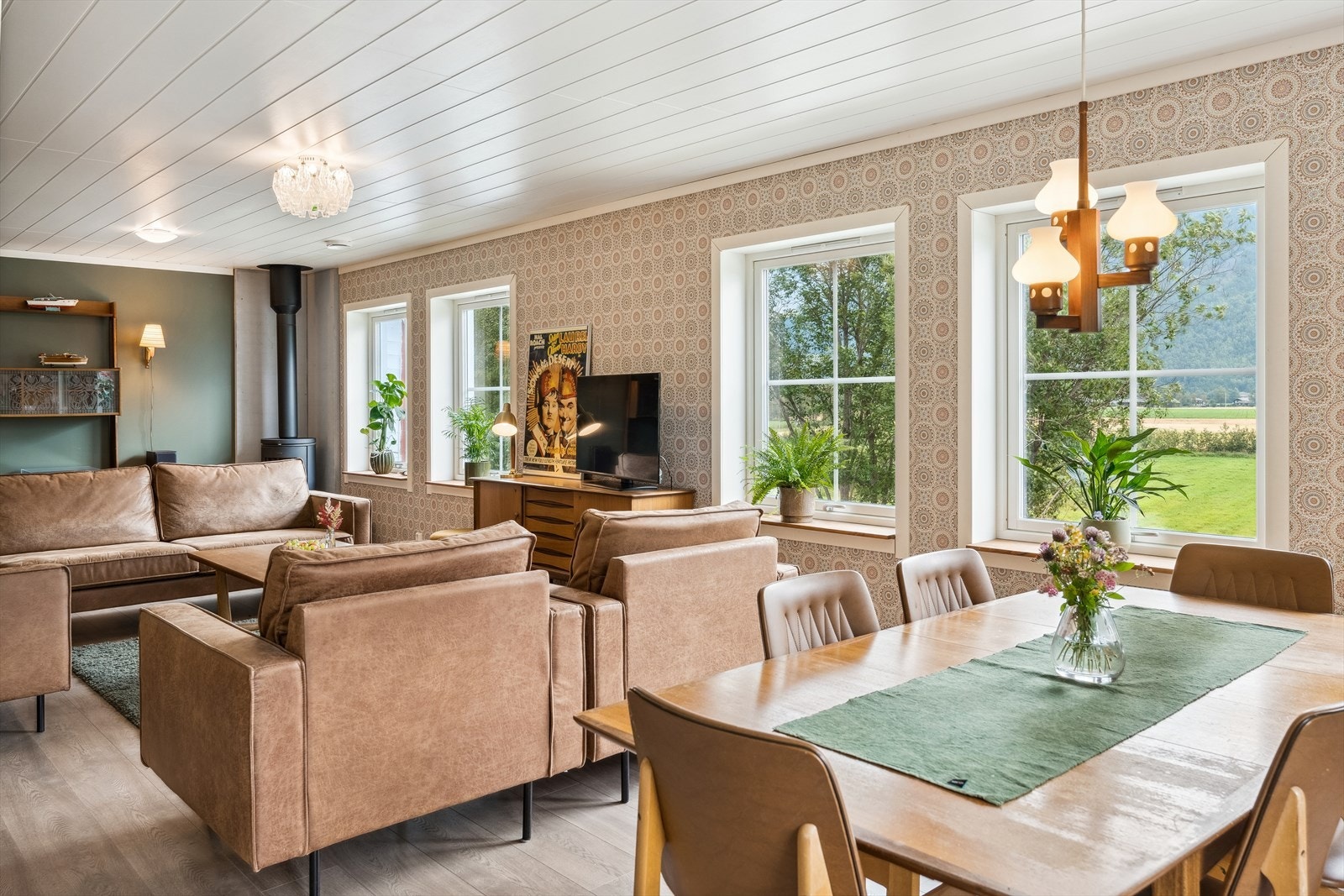 Lyst og fint med store vindusflater som gir god romfølelse. Galleribilde