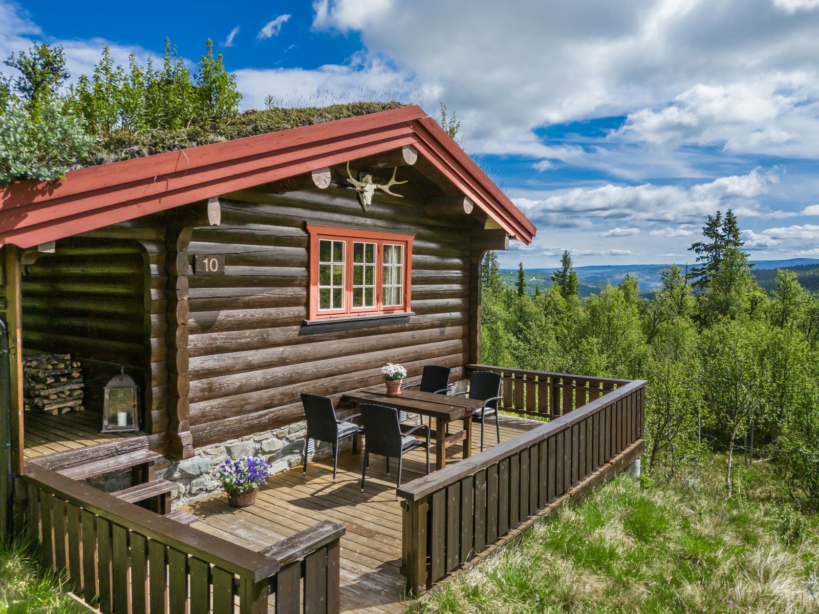 Koselig veranda med god plass til en stor sittegruppe. Galleribilde