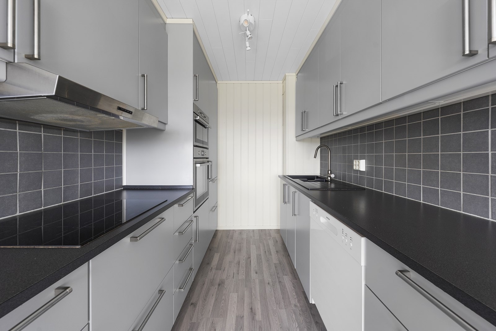 Kjøkken fra 2015. Intergrerte hvitevarer som platetopp, stekeovn og mikrobølgeovn. Galleribilde