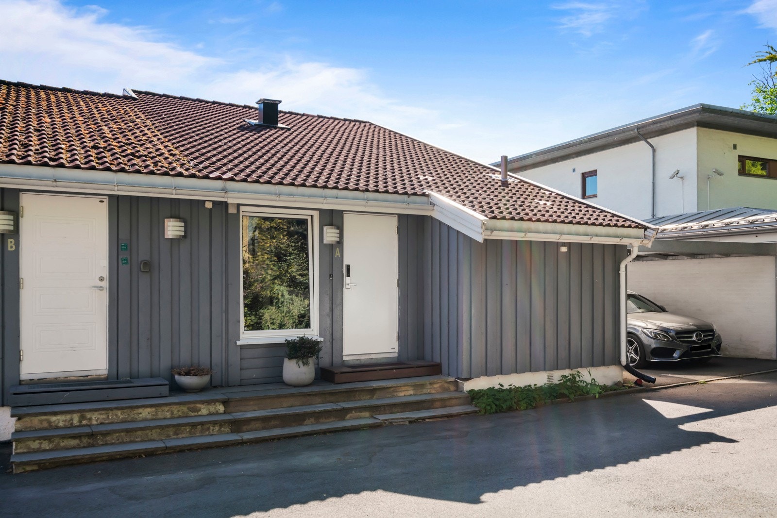 Boligen har egen inngang og plass til biloppstilling i carport ved siden av huset og plass til en bil på tomten. Galleribilde