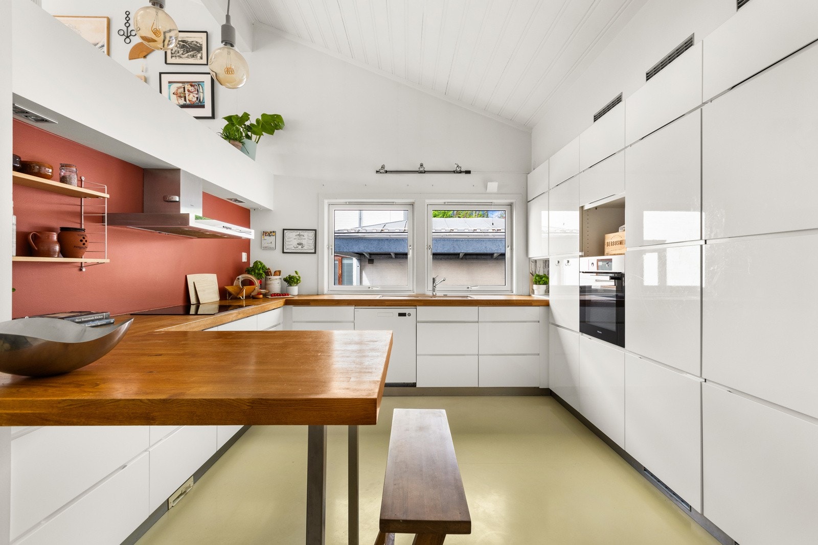 Et flott kjøkken (18 kvm) med delikat og moderne innredning fra Kvik. Galleribilde
