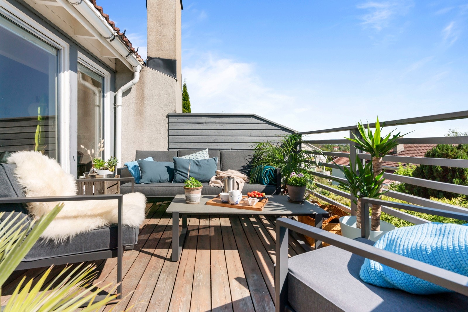 Terrasse på 20 kvm med god plass til spisegruppe eller loungesett og grill. Galleribilde