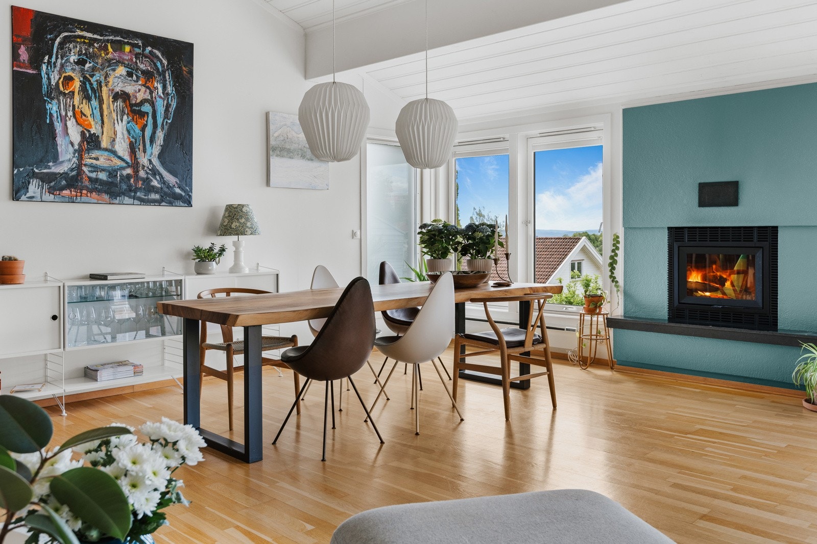 Hyggelig med fyr i peisonven på kalde dager. Galleribilde
