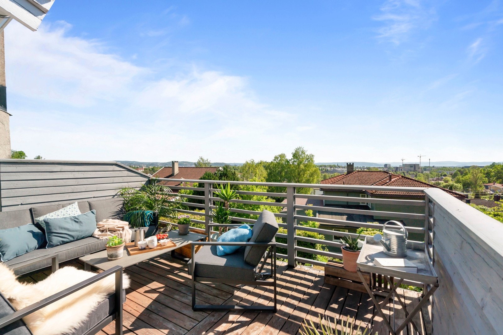Helt usjenert terrasse utenfor stuen med magisk utsikt! Galleribilde