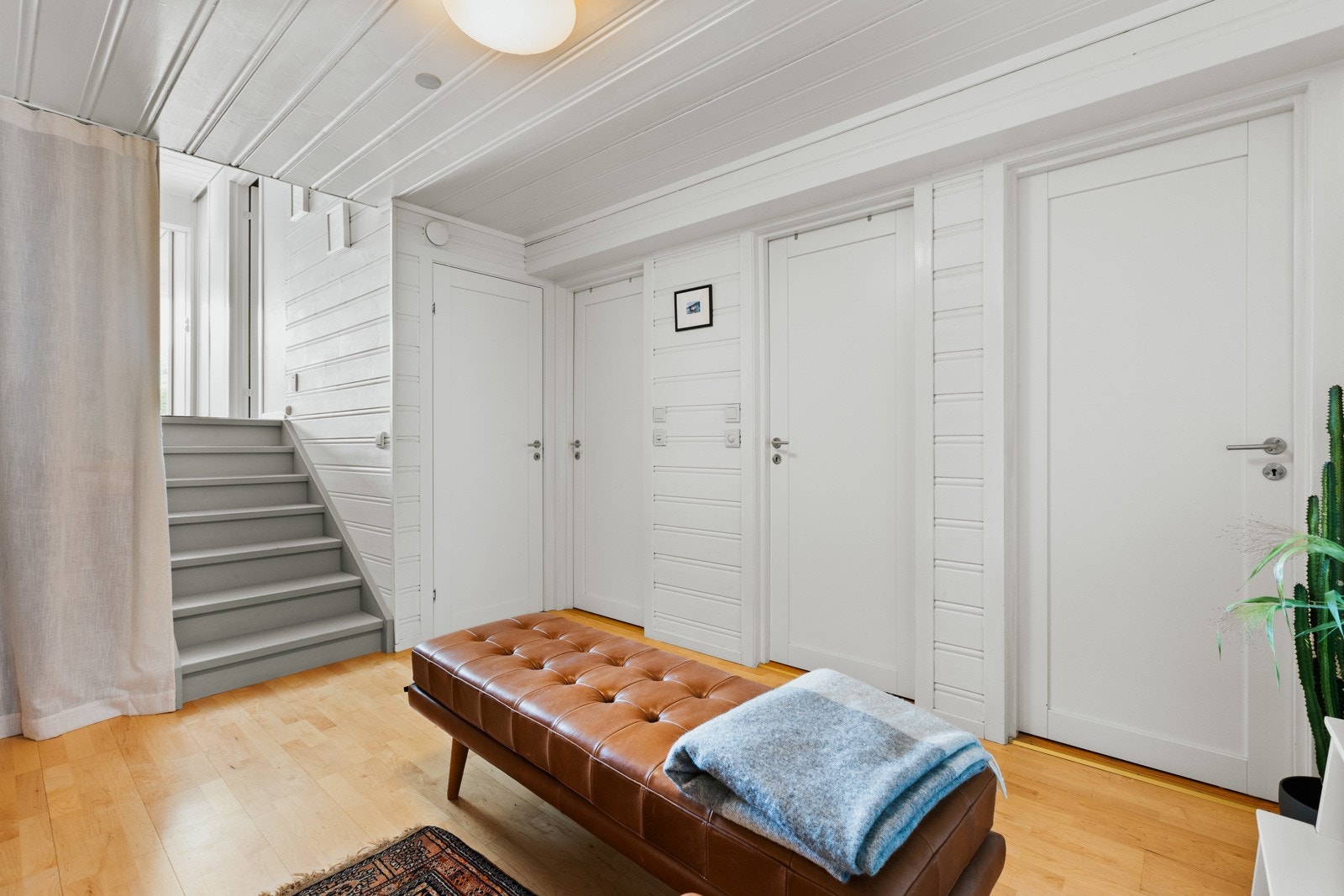 Allrom med inngang til 2 bad og vaskerom. Galleribilde