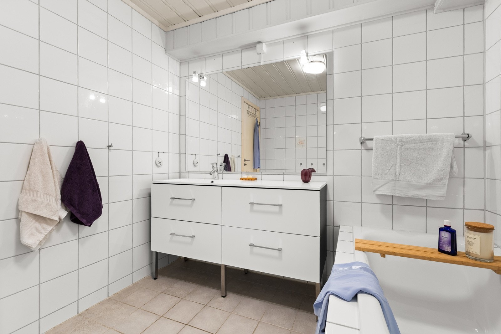 Hovedbad. Ventilasjonen består av mekanisk avtrekk. Galleribilde