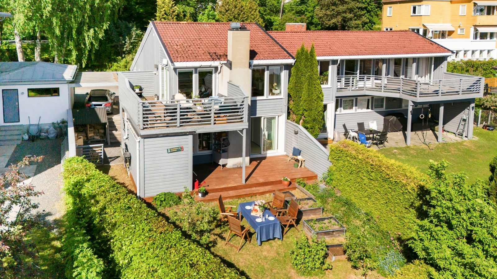 Boligen er bygget som et tilbygg i 1989 og har 139 kmv innvendig areal + utebod. Carport og biloppstillingsplass på tomten som er godt tilbaketrukket fra Nordbergveien. Galleribilde