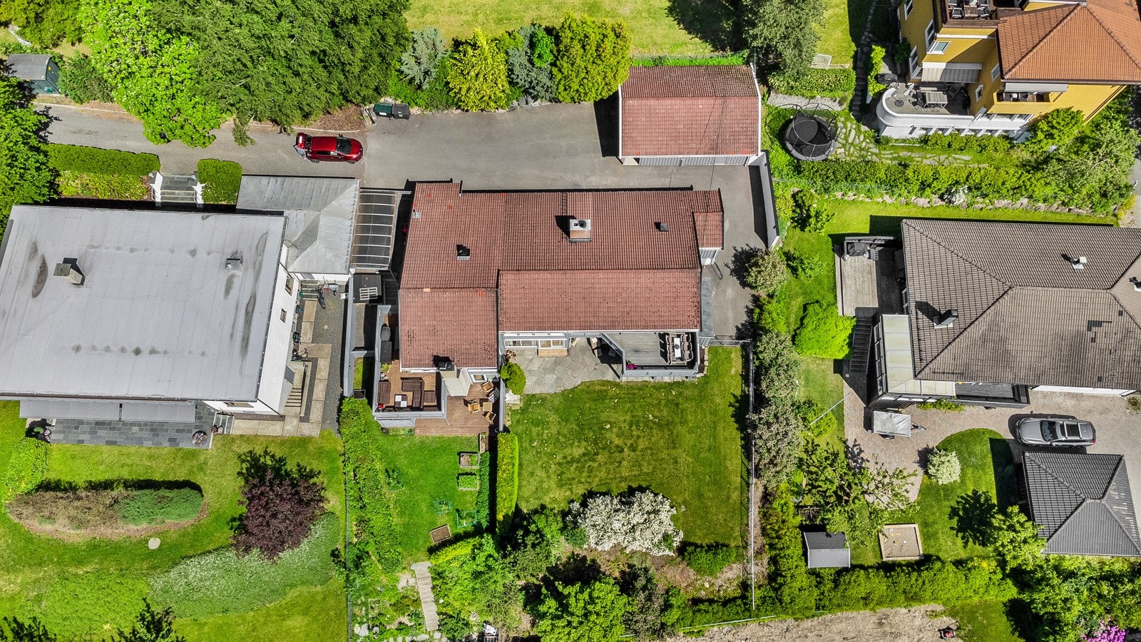 Eiendommen ligger svært idyllisk til innhyllet i frodig vegetasjon på siden mot gårdsplassen og med hage mot utsiktssiden. Galleribilde