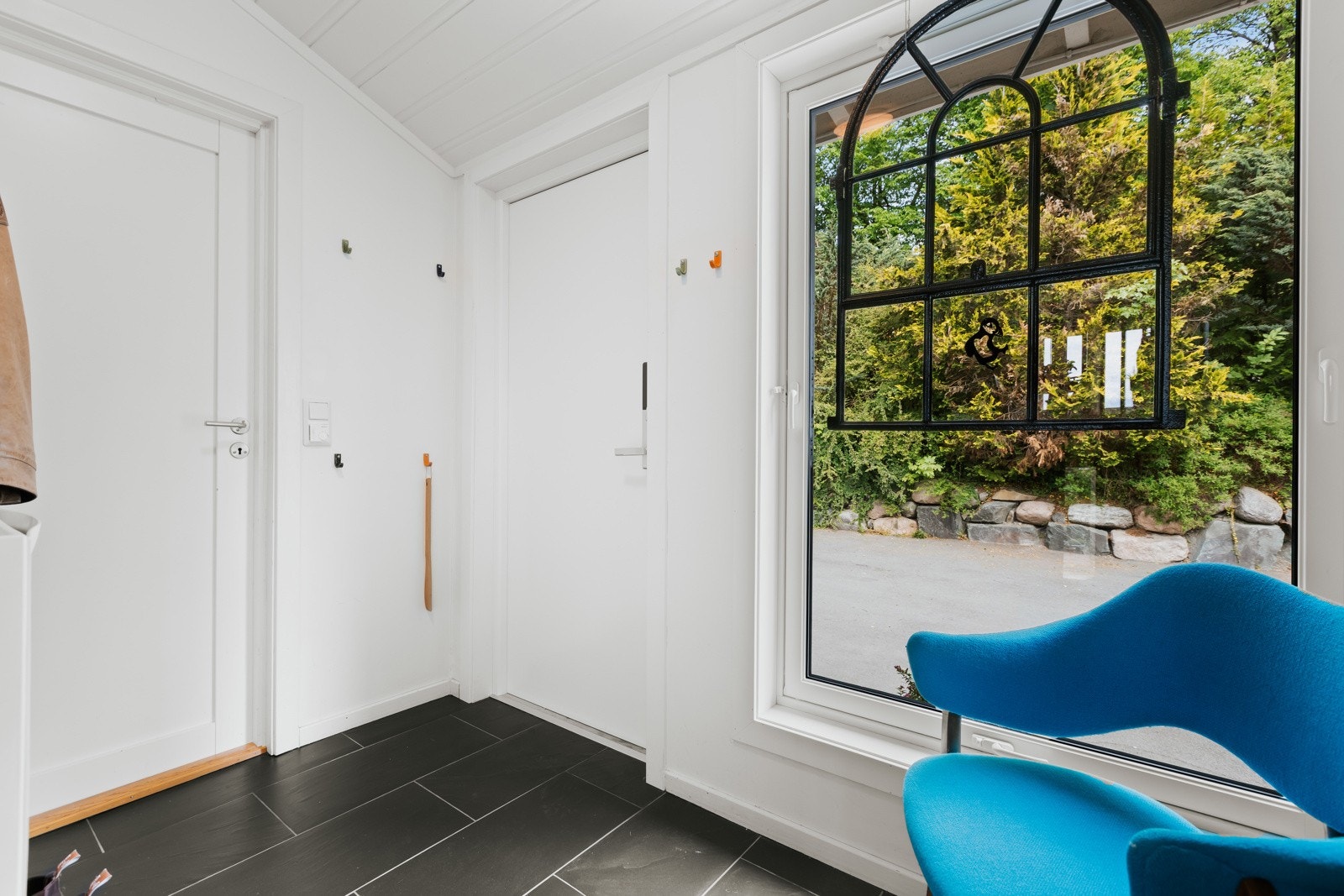 Hyggelig inngangsparti med plass til knagger og sko. Stort nytt vindu som vender ut mot gårdsplassen. Det er ytterdør med kodelås. Praktisk flislagt gulv med varmekabler. Galleribilde