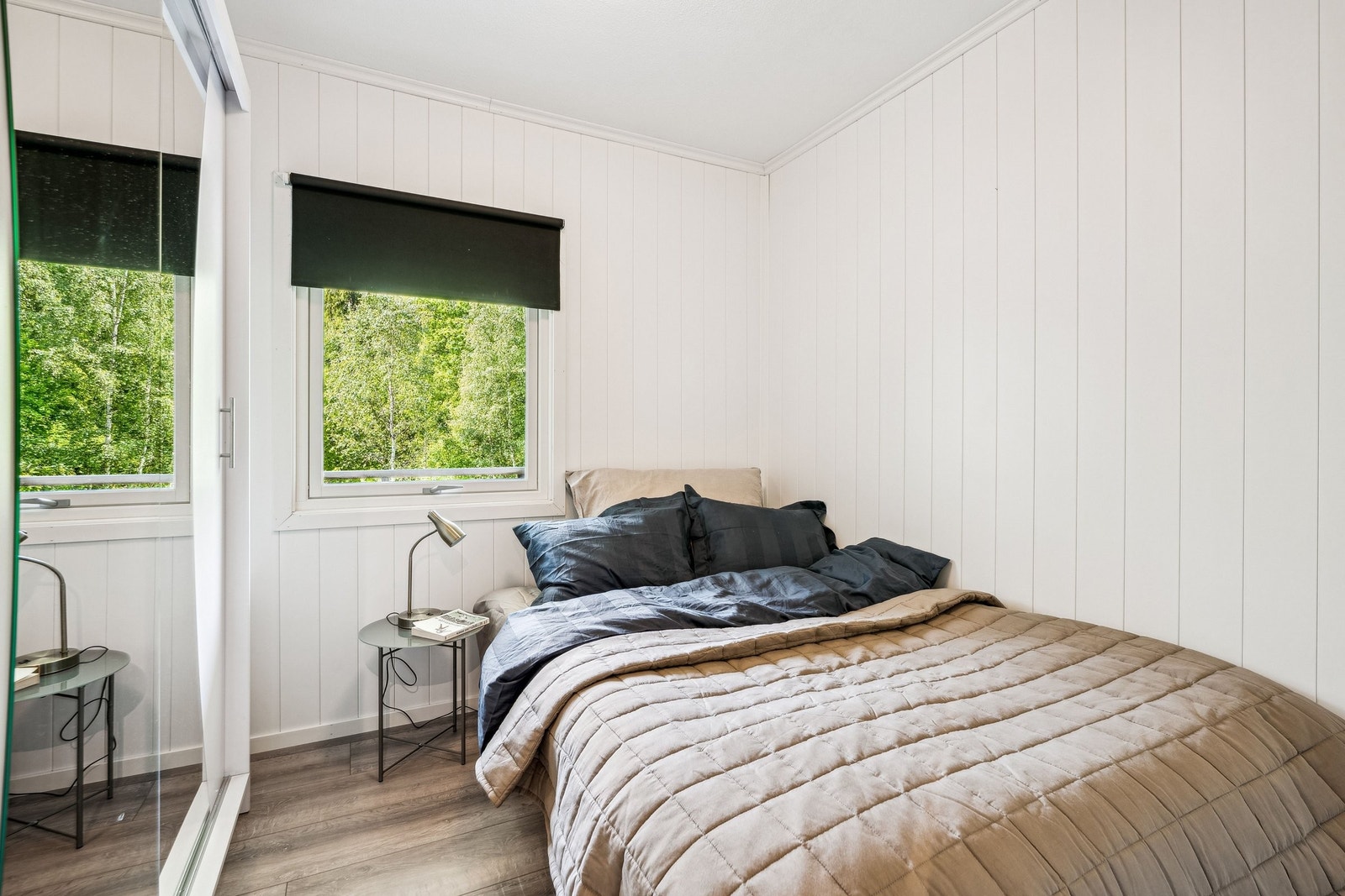 Lyst soverom med god garderobeplass og utsyn mot rolige omgivelser Galleribilde